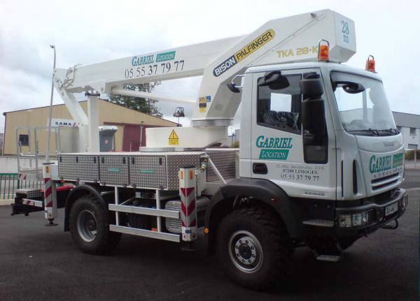 location-camion-nacelle-28-metres-4x4-limoges.JPG